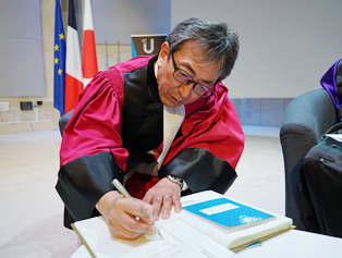 東北大学教授 阿尻雅文への名誉博士号（Docteur Honoris Causa）の授与式